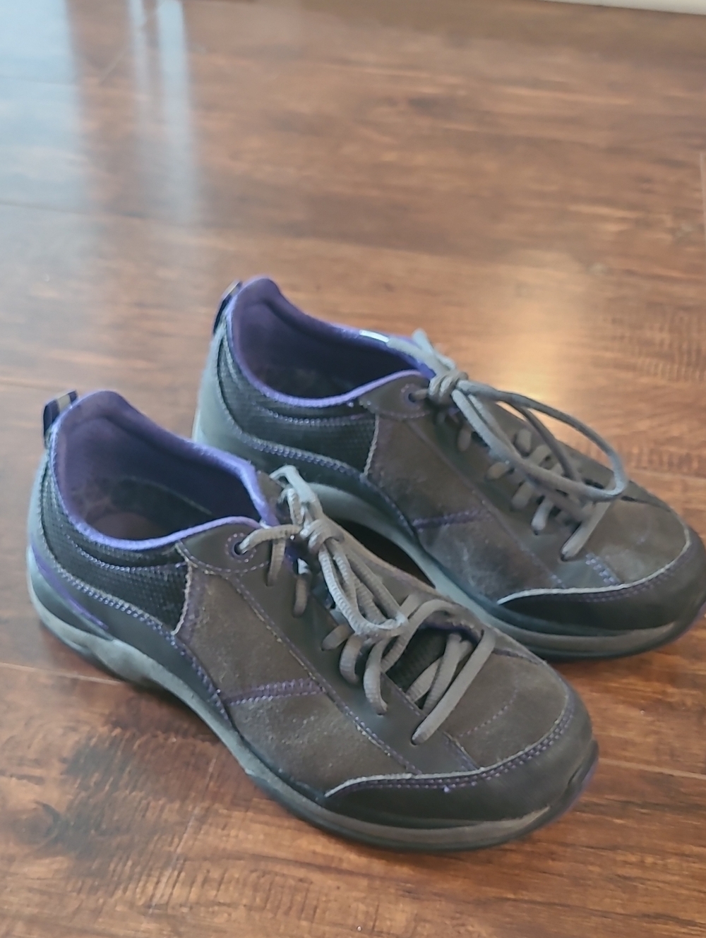 Dansko Men's Gray Suede Athletic Shoes with Purple Accents Size 39/8